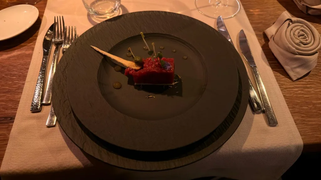 Tartare rouge et émulsion au Kapitel 7